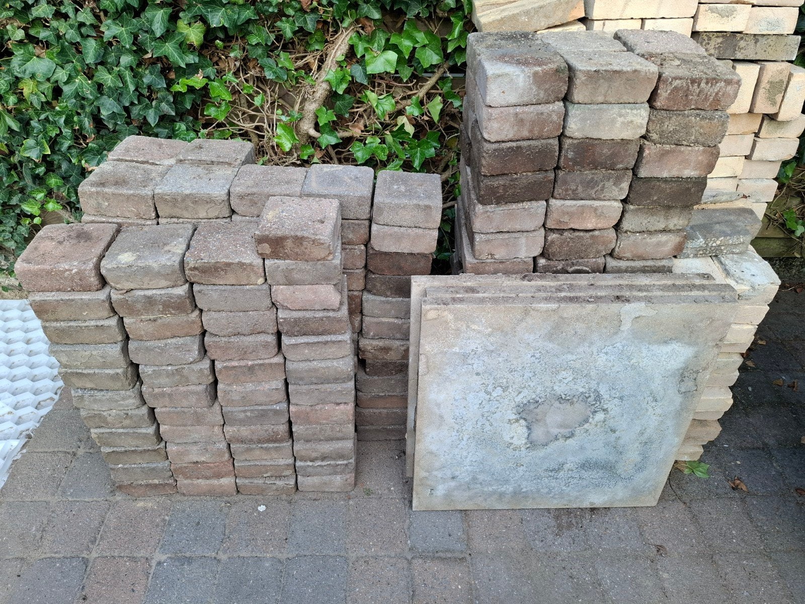 Gratis af te halen: Cobblestones en terrastegels (ca. 15m2), Tuin en Terras, Ophalen, Gebruikt, Klinkers, 10 m² of meer