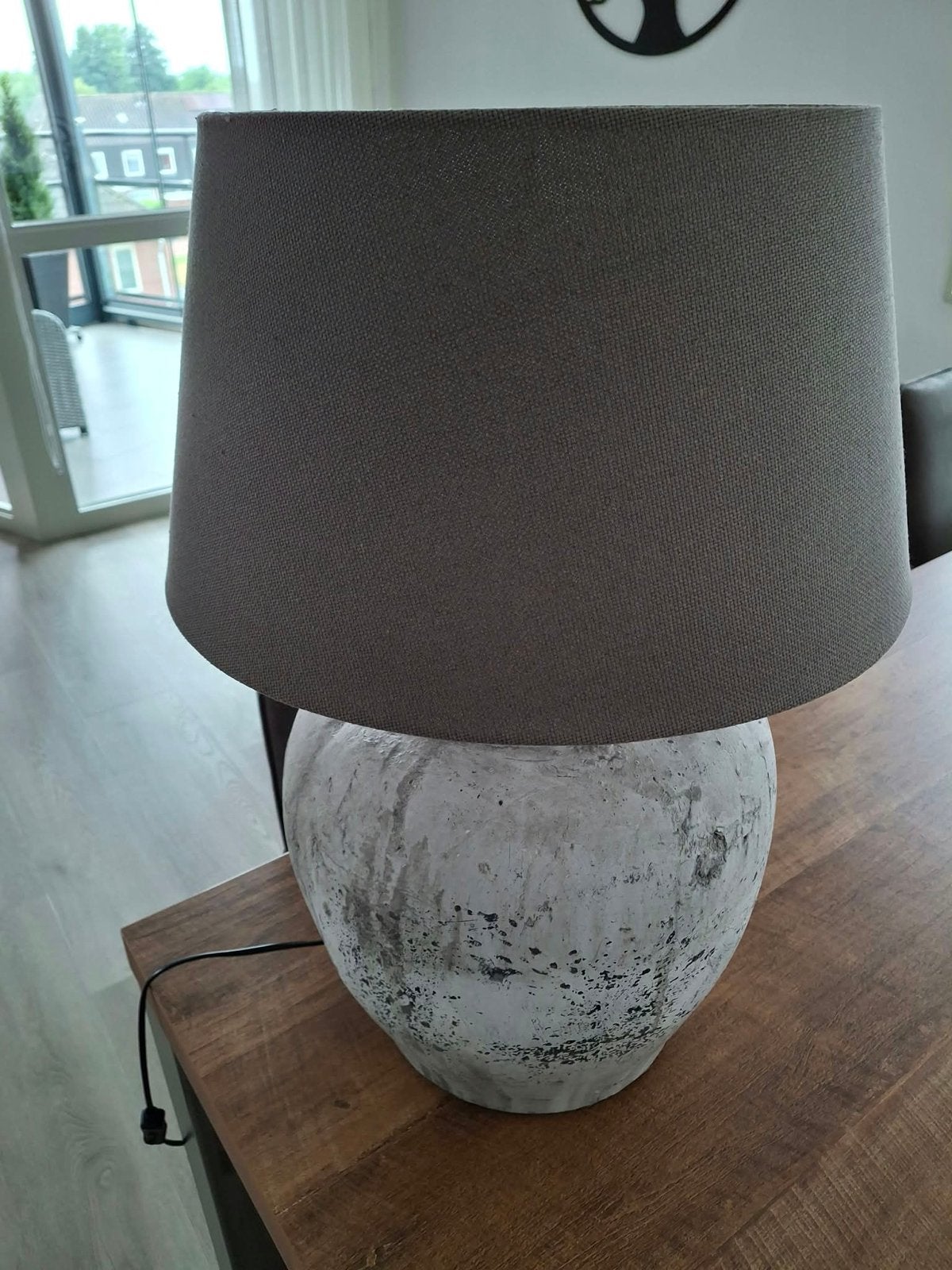 Stoere tafellamp met grijze kap en betonnen voet, Huis en Inrichting, Lampen | Tafellampen, Ophalen, Gebruikt, Textiel, E27 (groot)