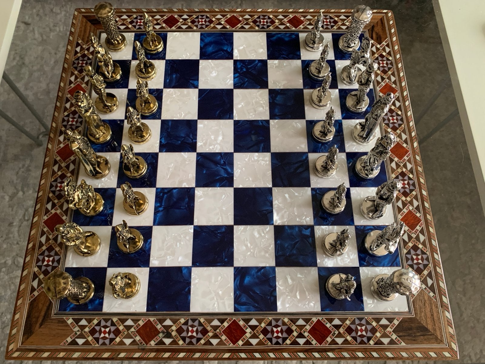 Exclusief handgemaakt Schaakspel met metalen stukken, Hobby en Vrije tijd, Gezelschapsspellen | Bordspellen, Een of twee spelers