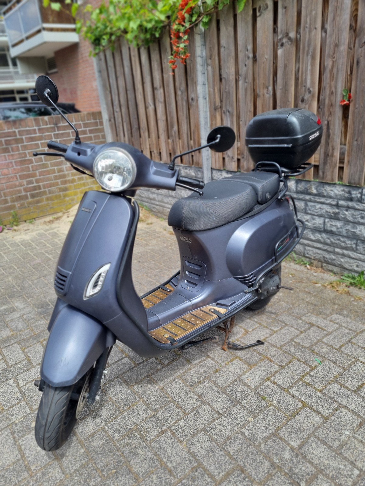 Vespa look snor scooter senzo riva btc senzo, Fietsen en Brommers, Snorfietsen en Snorscooters, Ophalen of Verzenden, Zo goed als nieuw