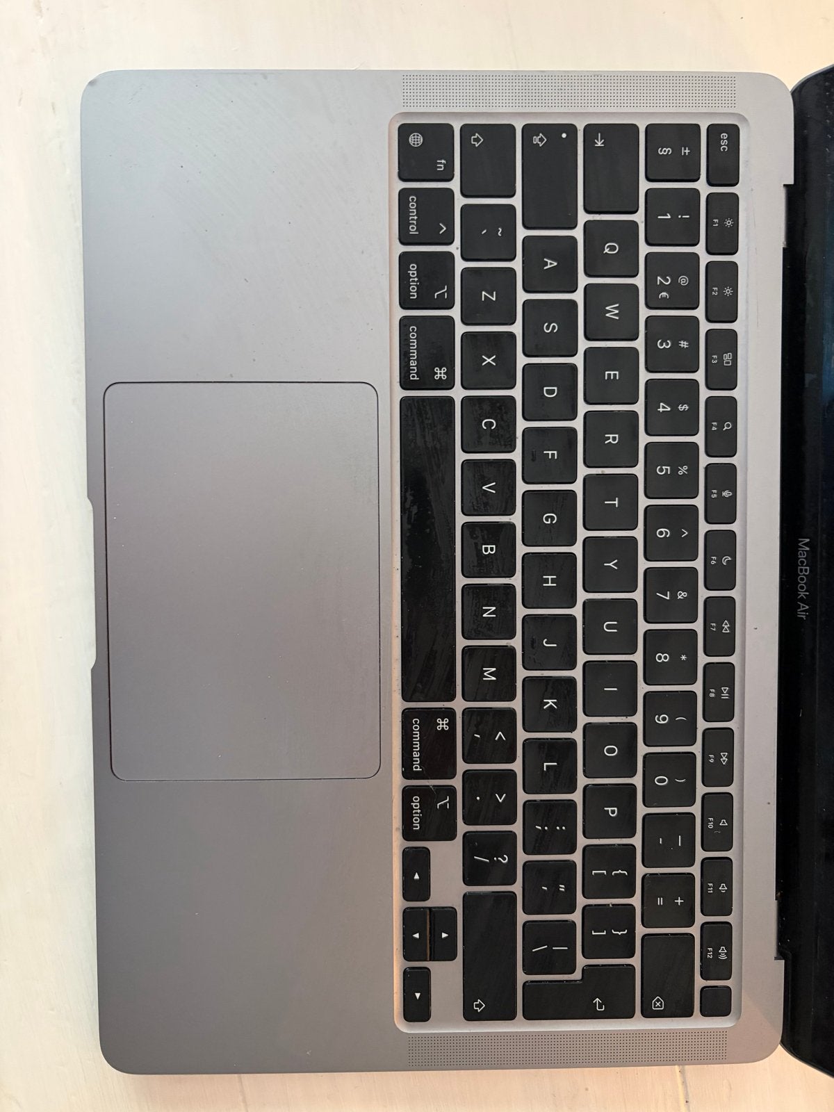 MacBook Air M1 2020 - Defect scherm en deukjes, Computers en Software, Apple Macbooks, 256 GB, Qwerty, 8 GB, 13 inch