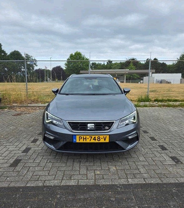 Seat Leon 1.4 Ecotsi 150pk, Voorwielaandrijving, Bluetooth, Zwart, 4 cilinders