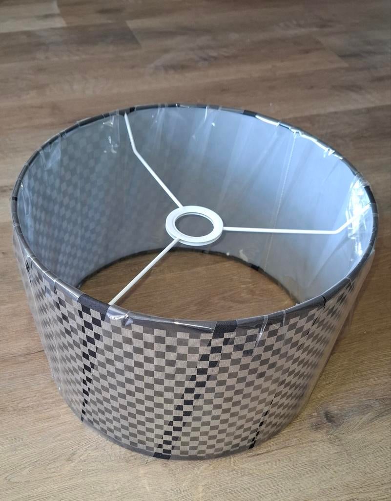 Nieuwe, mooie moderne lampenkap. 35 cm doorsnee., Huis en Inrichting, Lampen | Lampenkappen, Ophalen, 25 tot 50 cm, Zwart, Rond