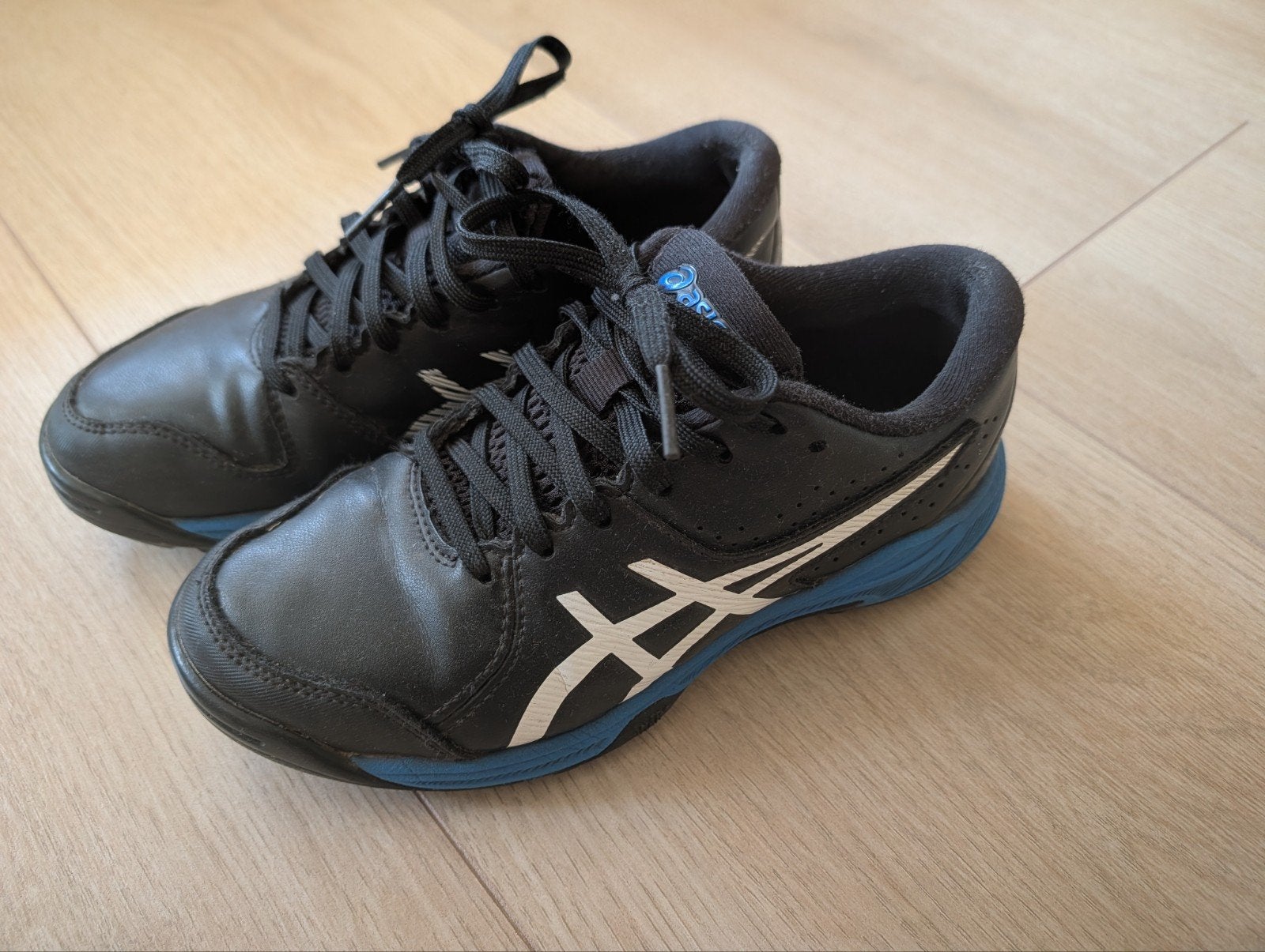 ASICS hockeyschoenen - Zwart/Blauw - Maat 34.5, Ophalen of Verzenden, Zo goed als nieuw