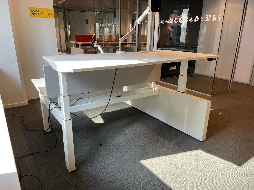 Ahrend - Elektrische zit-sta duo-bureau - 599€/st, 49stuks, 160 cm, Gebruikt, Metaal, Demontabel