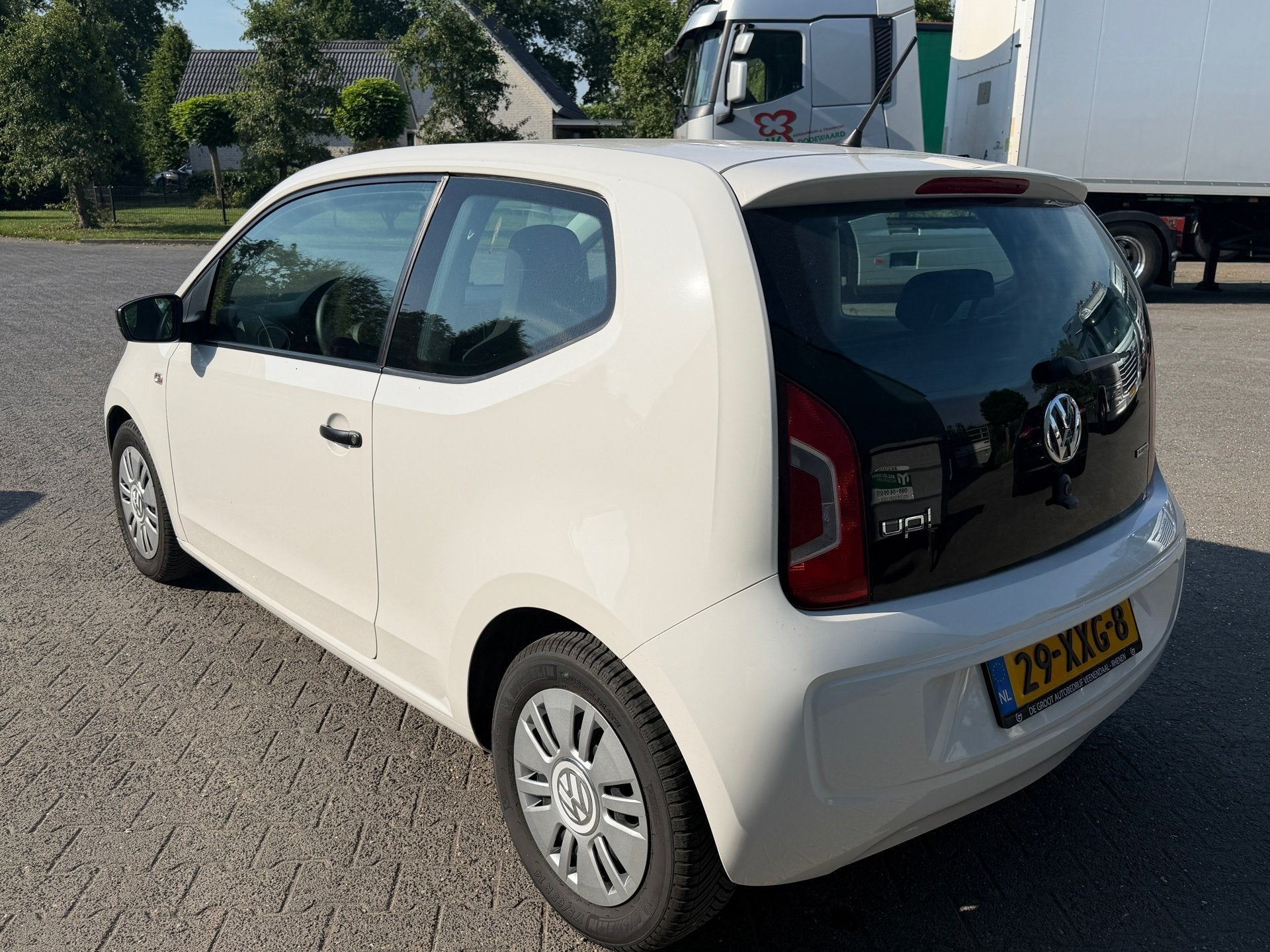 Foto 7 van Volkswagen Up! 1.0 take up! BlueMotion Airco Lage km stand