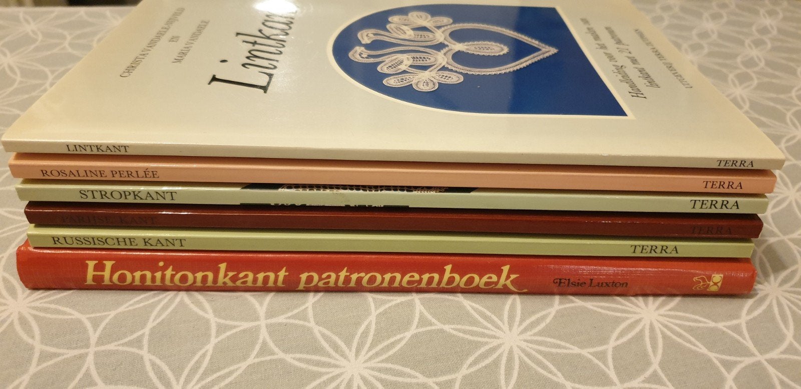 6 boeken over kantklossen met patronen, Ophalen of Verzenden