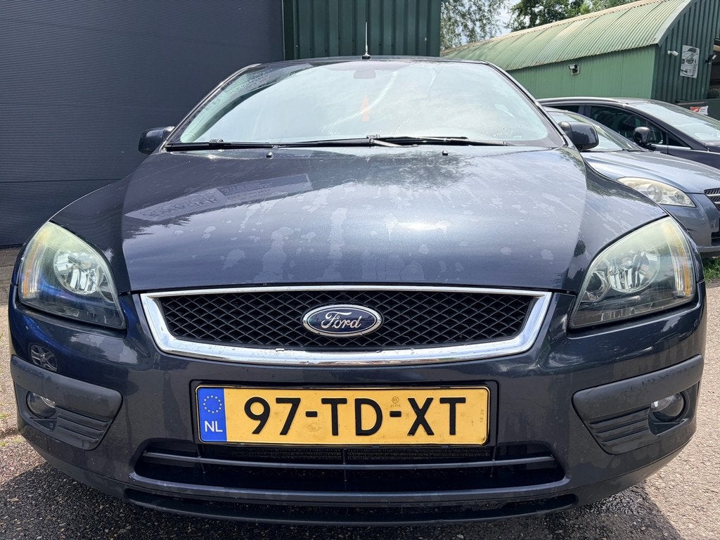 Ford Focus 1.6-16V Futura, Auto's, Ford, 1596 cc, Stof, Zwart, 116 pk