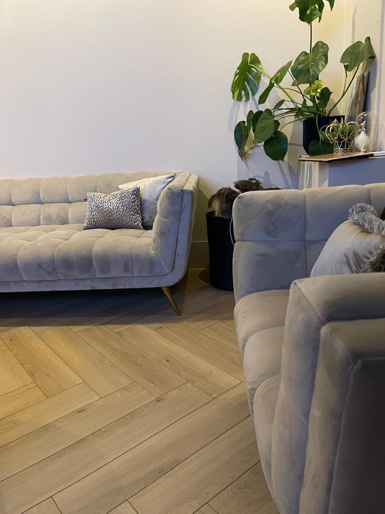 Luxe grijze fluwelen bank met gouden poten, Huis en Inrichting, Ophalen of Verzenden, Zo goed als nieuw, Minder dan 10 m², Tapijt