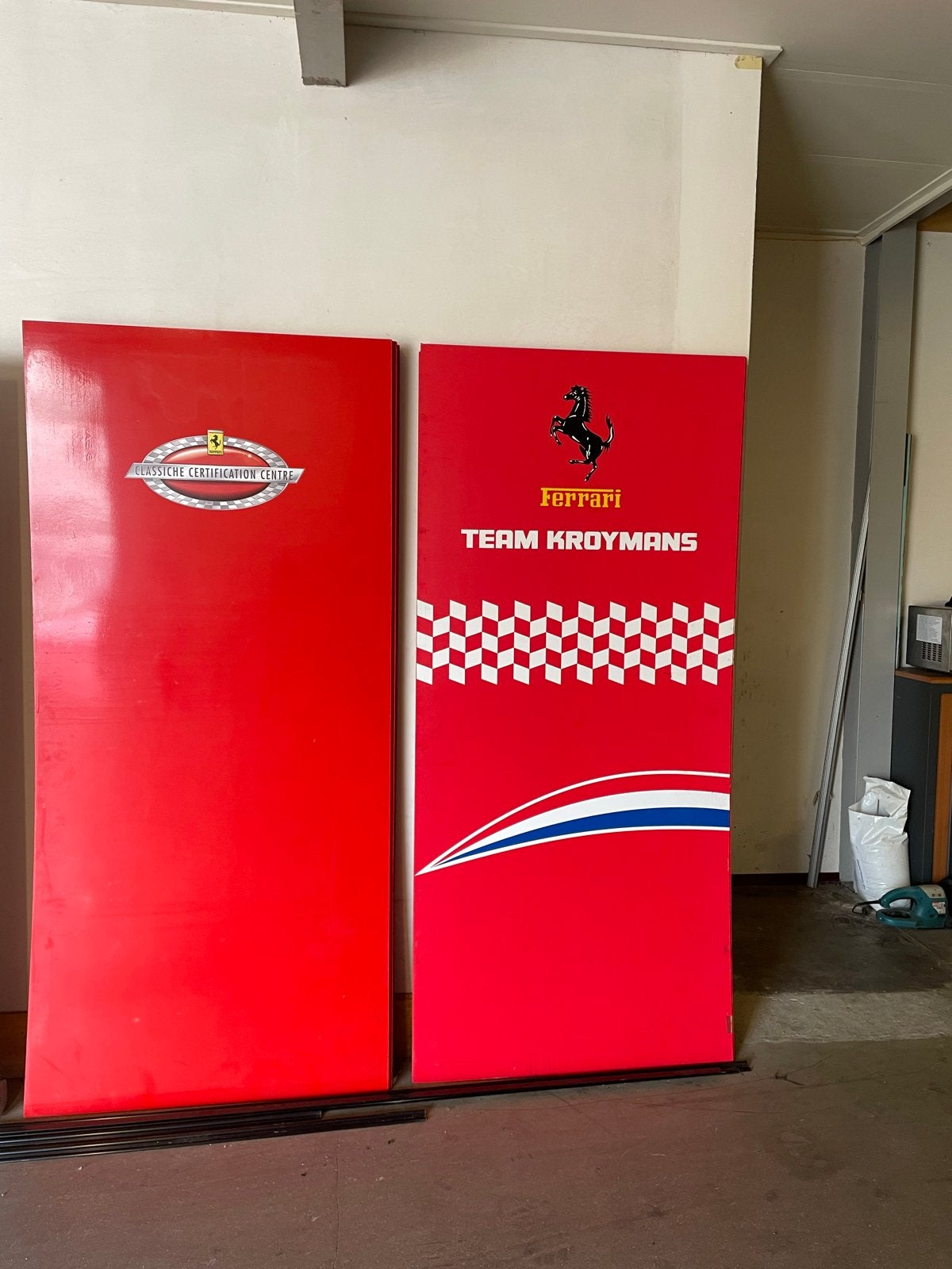 18 stuks rode reclame borden Ferrari Team Kroymans, Ophalen, Gebruikt