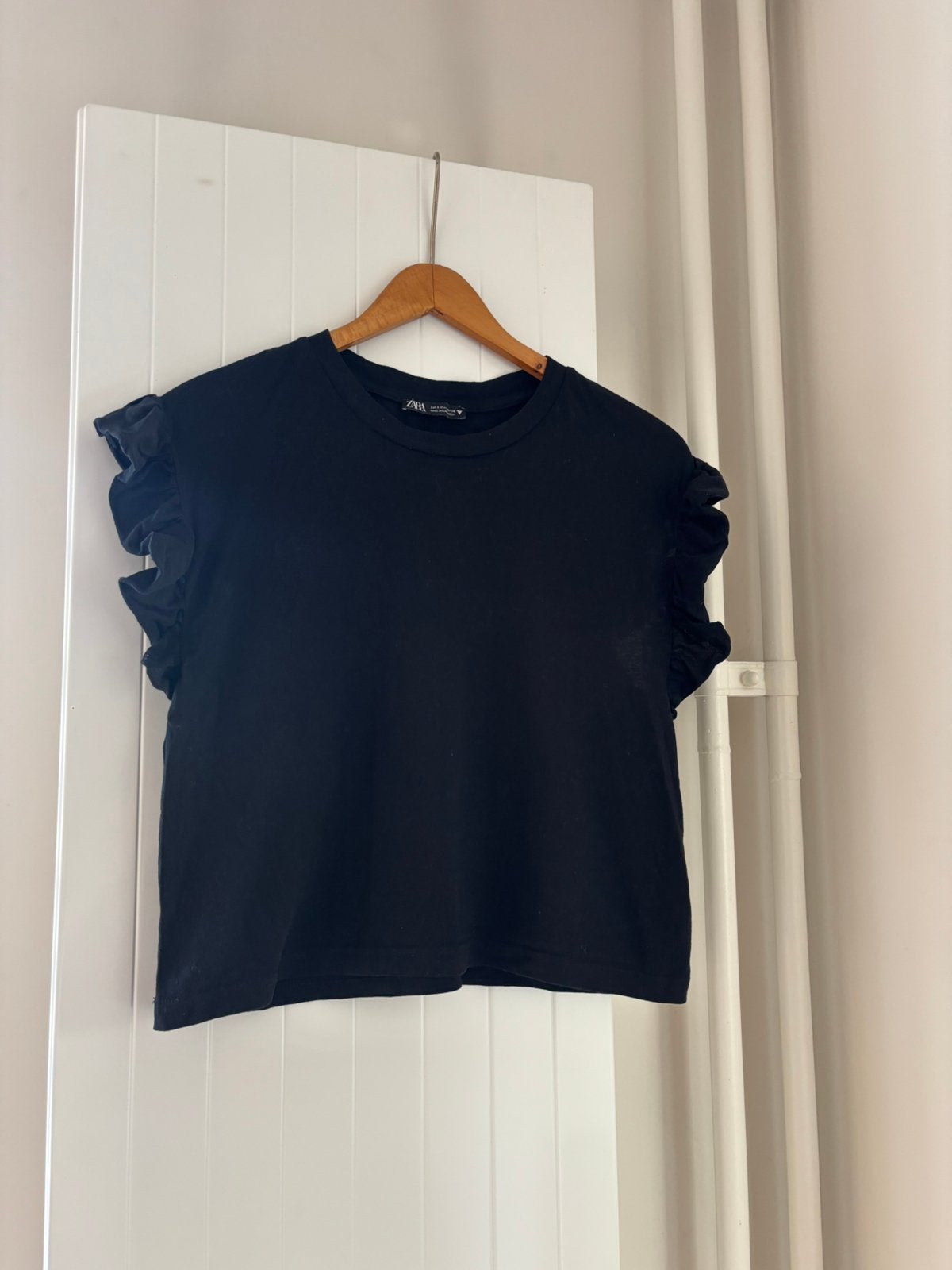 Zwart Zara T-shirt met ruches – maat S zomer top, Ophalen of Verzenden, Zo goed als nieuw, Zwart, Korte mouw
