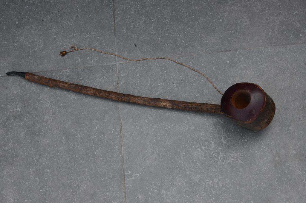 Grote houten sierpijp. Volledig gemaakt uit boomtakken., Ophalen of Verzenden, Zo goed als nieuw