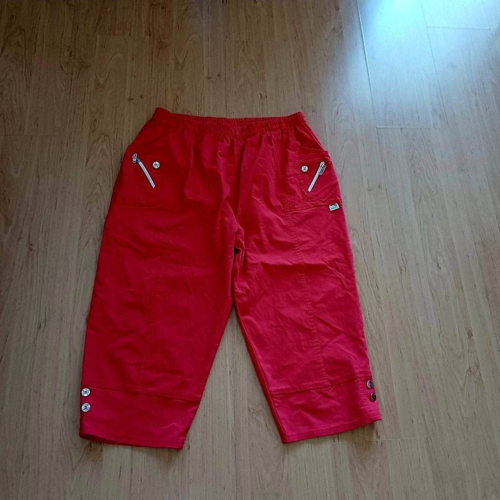 Rode Cherry Berry capri maat 52, Cherry Berry, Ophalen of Verzenden, Zo goed als nieuw, Broek of Spijkerbroek