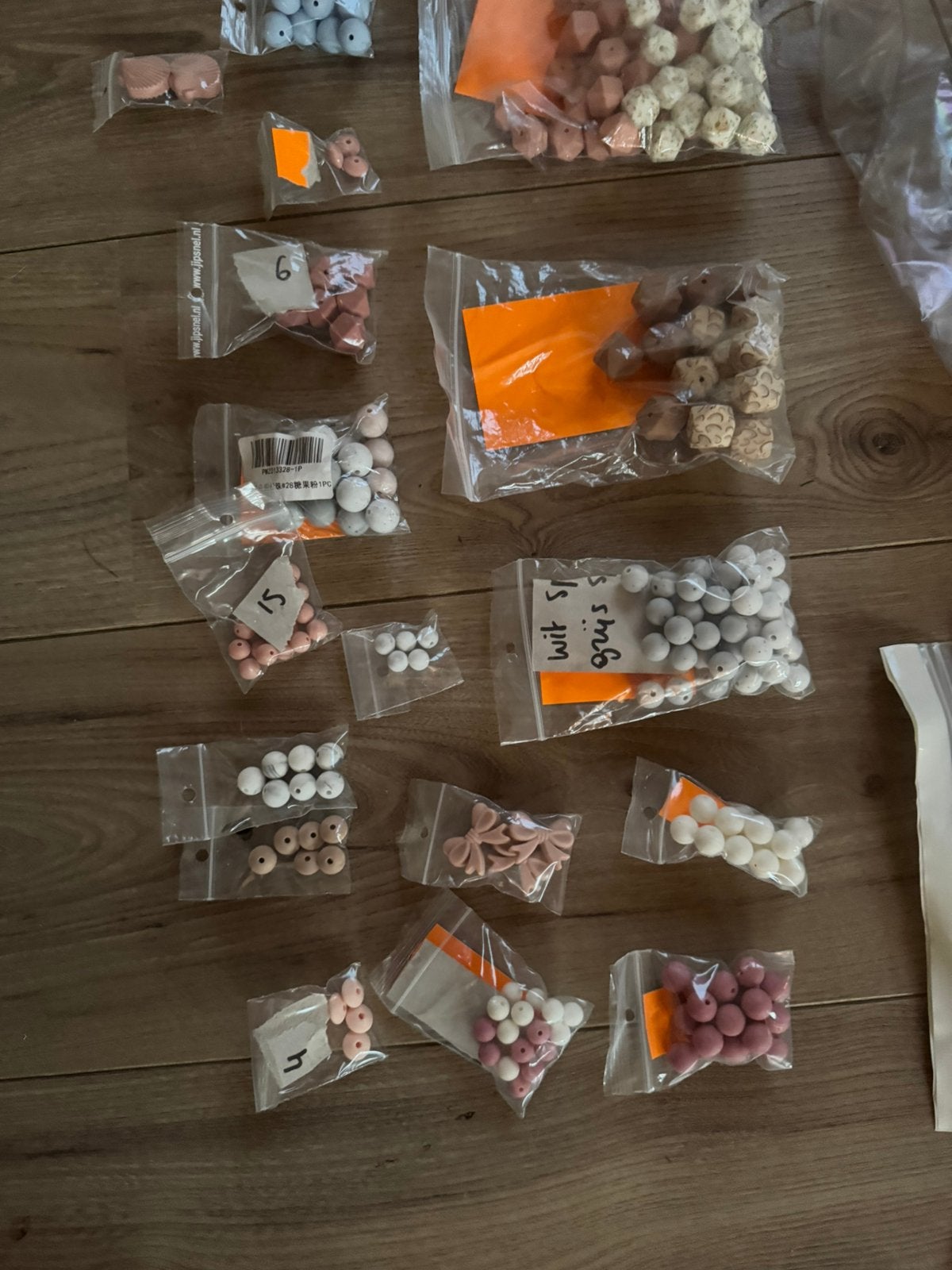 Foto 17 van Mega collectie van 6200+ siliconen kralen te koop