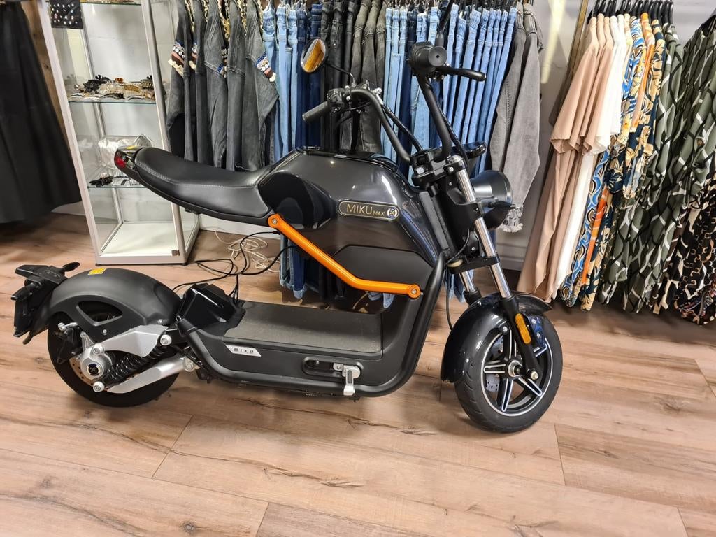 Miku Max Elektrische Scooter - Zo goed als nieuw, Ophalen, Zo goed als nieuw, Elektrisch, Overige merken