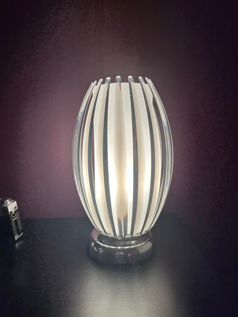 Moderne tafellamp met uniek design, Ophalen of Verzenden, Zo goed als nieuw