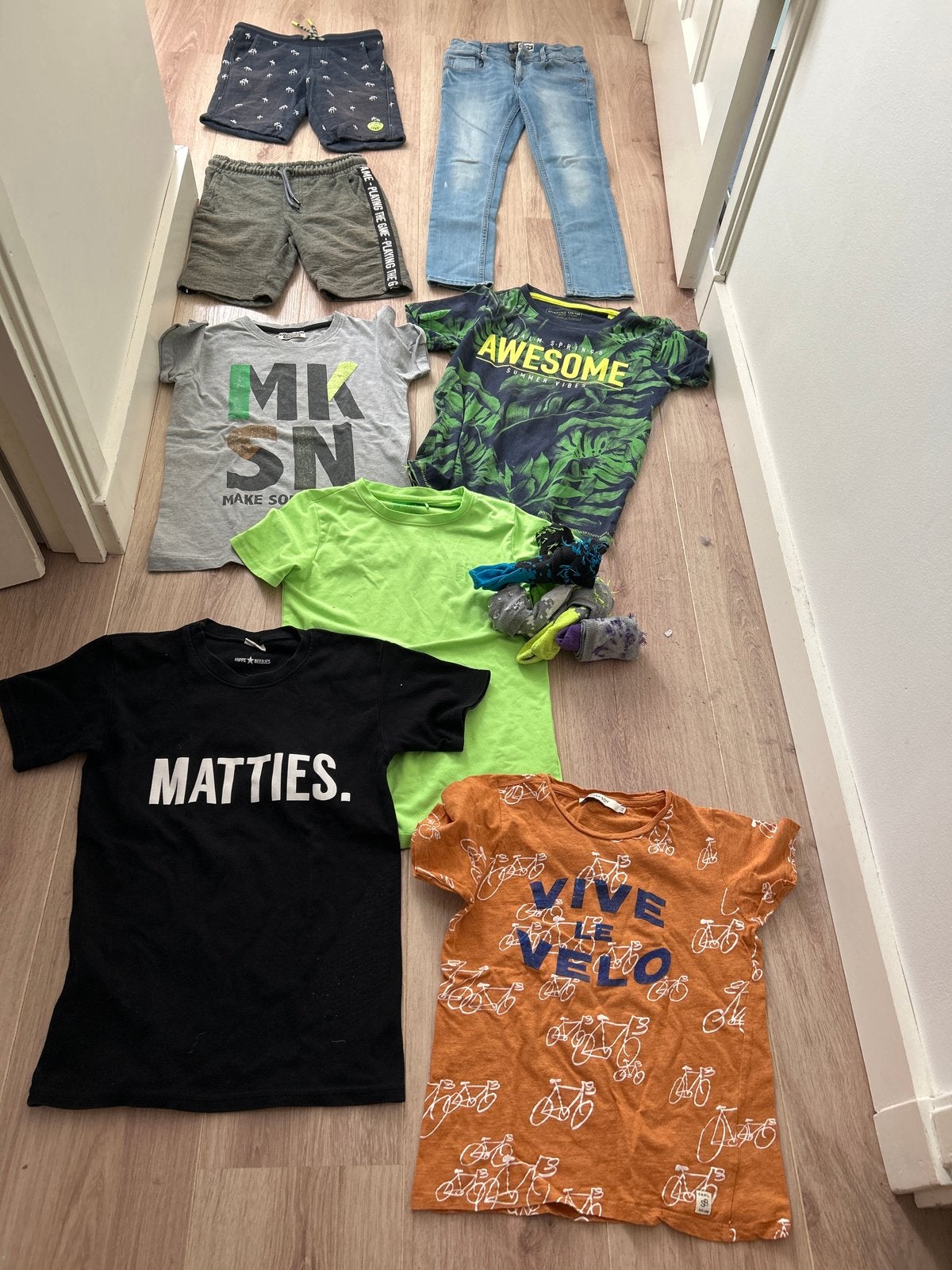 Kledingpakket jongens maat 134 - shirts, broeken en shorts, Ophalen, Zo goed als nieuw, Jongen, Setje