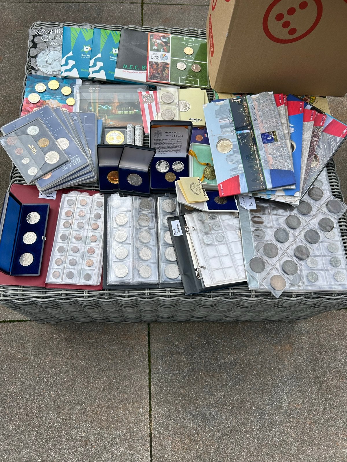 Verrassingsdoos met grote collectie munten en verzamelmappen, Ophalen of Verzenden, Verzamelmap