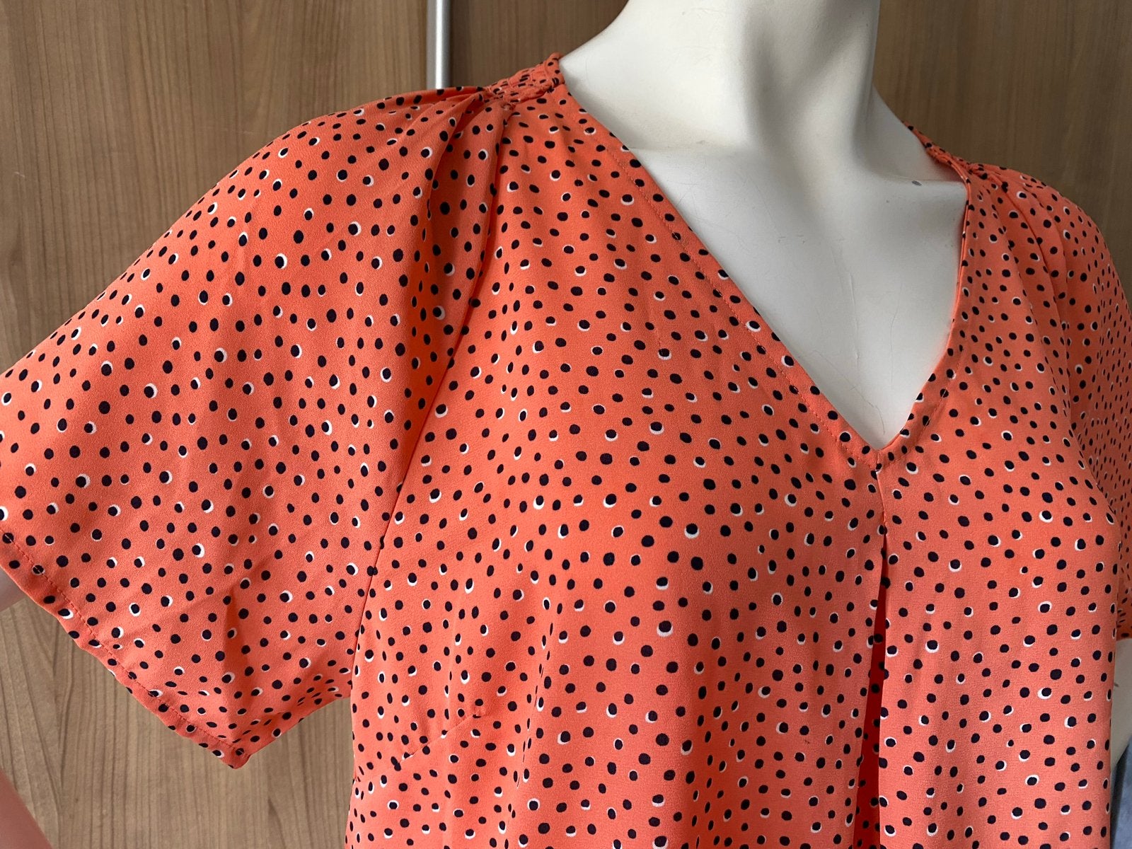 Oranje blouse met stippen - Maat L/XL, Ophalen of Verzenden, Zo goed als nieuw, Maat 42/44 (L), Oranje