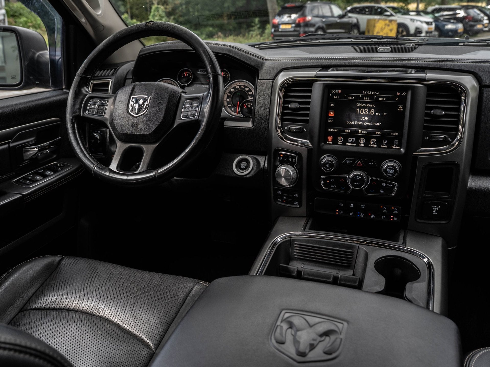 Dodge Ram 1500 5.7 V8 4x4 CREW CAB 6'4 Sport | PANORAMADAK |, Automaat, Gebruikt, 5654 cc, Navigatiesysteem