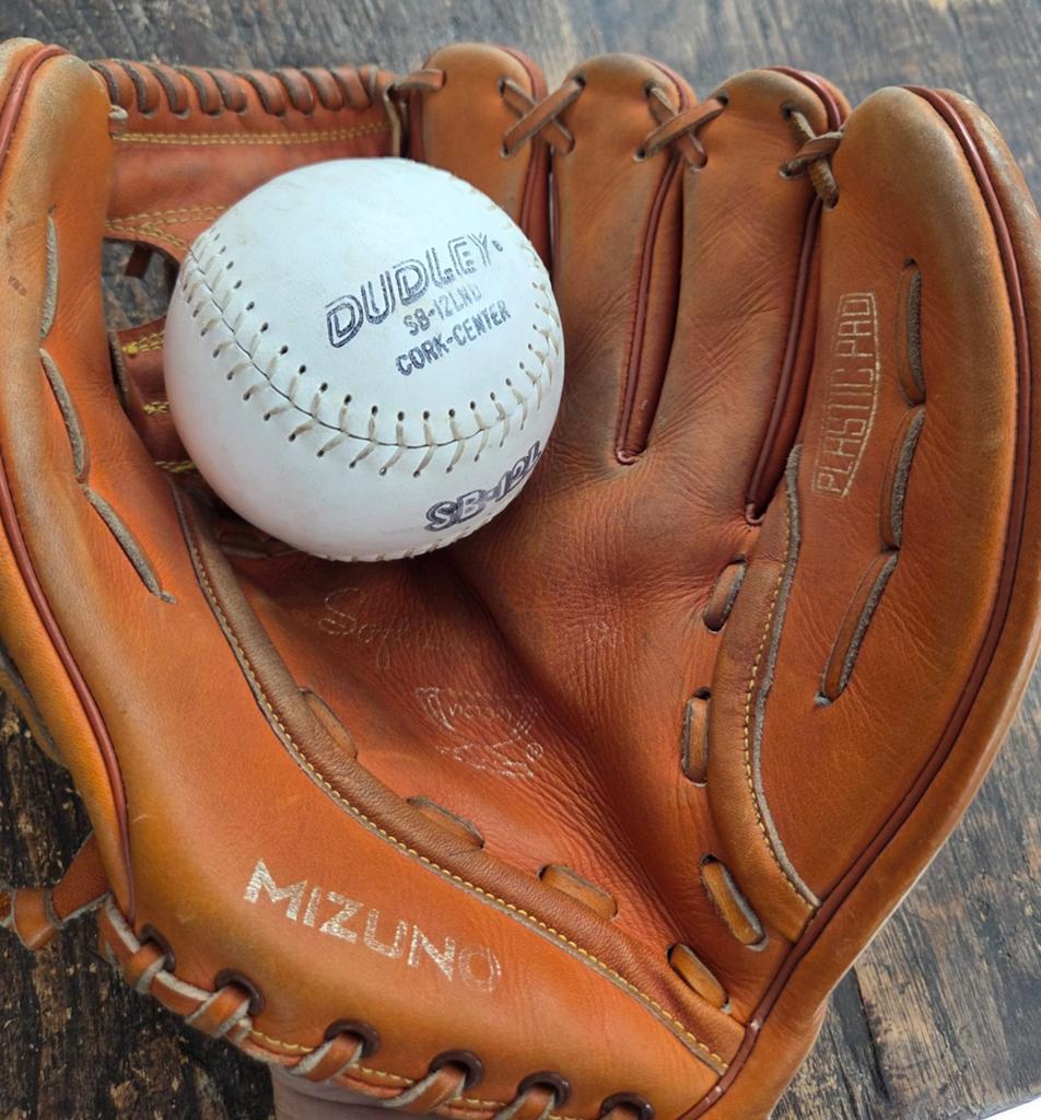 Mizuno softbal handschoen incl softbal, Sport en Fitness, Honkbal en Softbal, Ophalen of Verzenden, Gebruikt, Handschoen