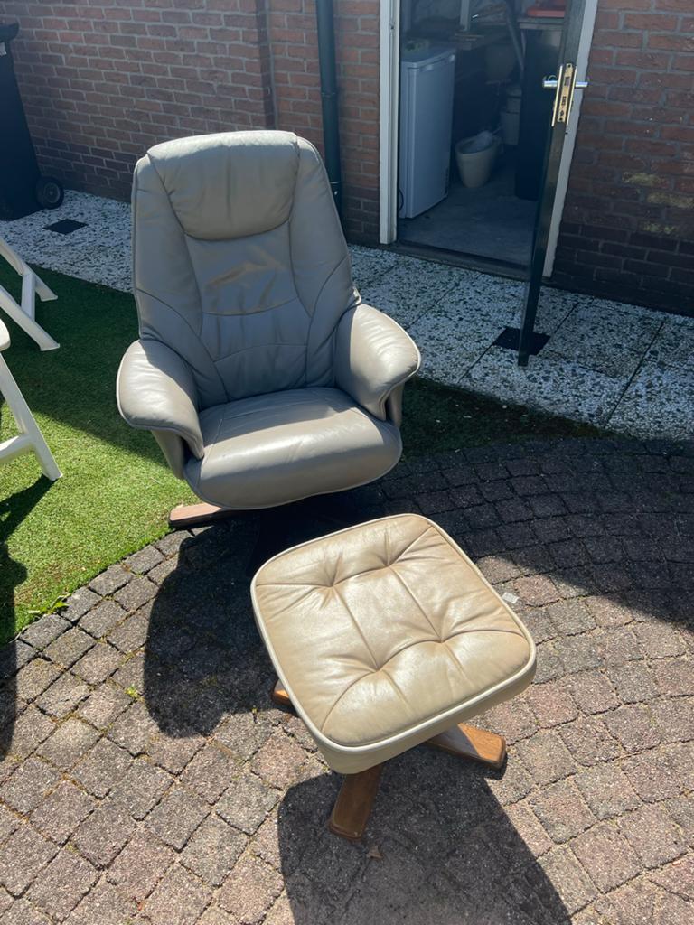 Comfortabele leren relaxfauteuil met voetenbank, Huis en Inrichting, Fauteuils, Ophalen, Gebruikt, Leer, 75 tot 100 cm