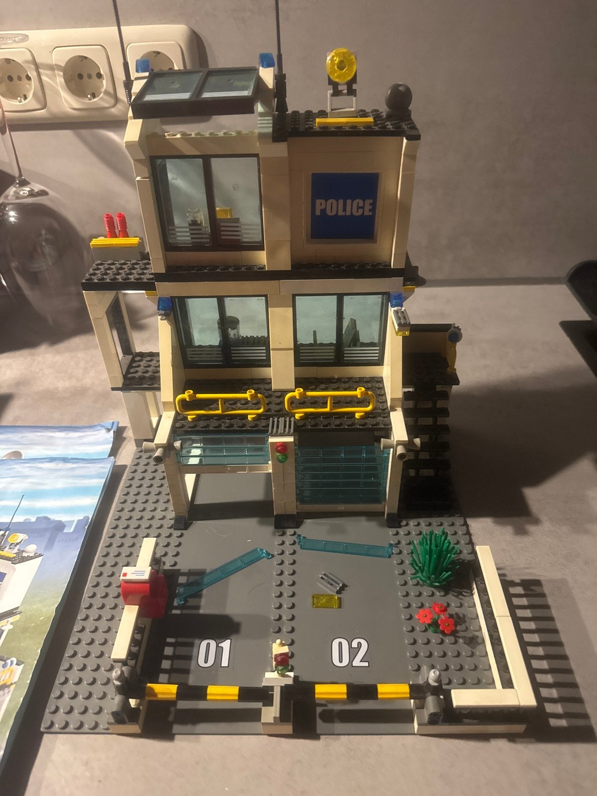 Lego City Politiebureau 7744 en auto 7034, Ophalen of Verzenden, Gebruikt, Overige merken