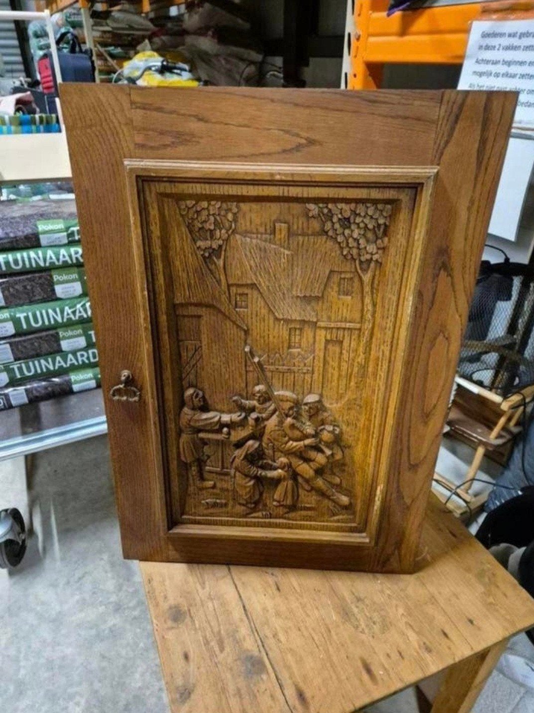hangkastje met houtsnij werk, Ophalen