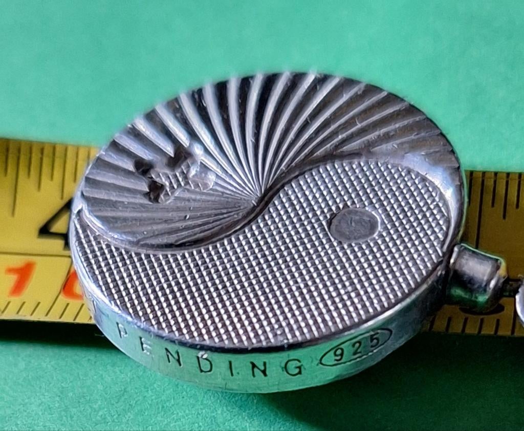 Een zilveren yin yang magnetische hanger, Ophalen of Verzenden