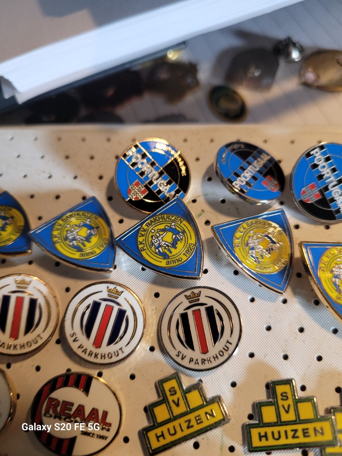 Verzameling voetbalclub pins - Diverse clubs, Verzamelen, Ophalen of Verzenden, Nieuw, Sport, Speldje of Pin