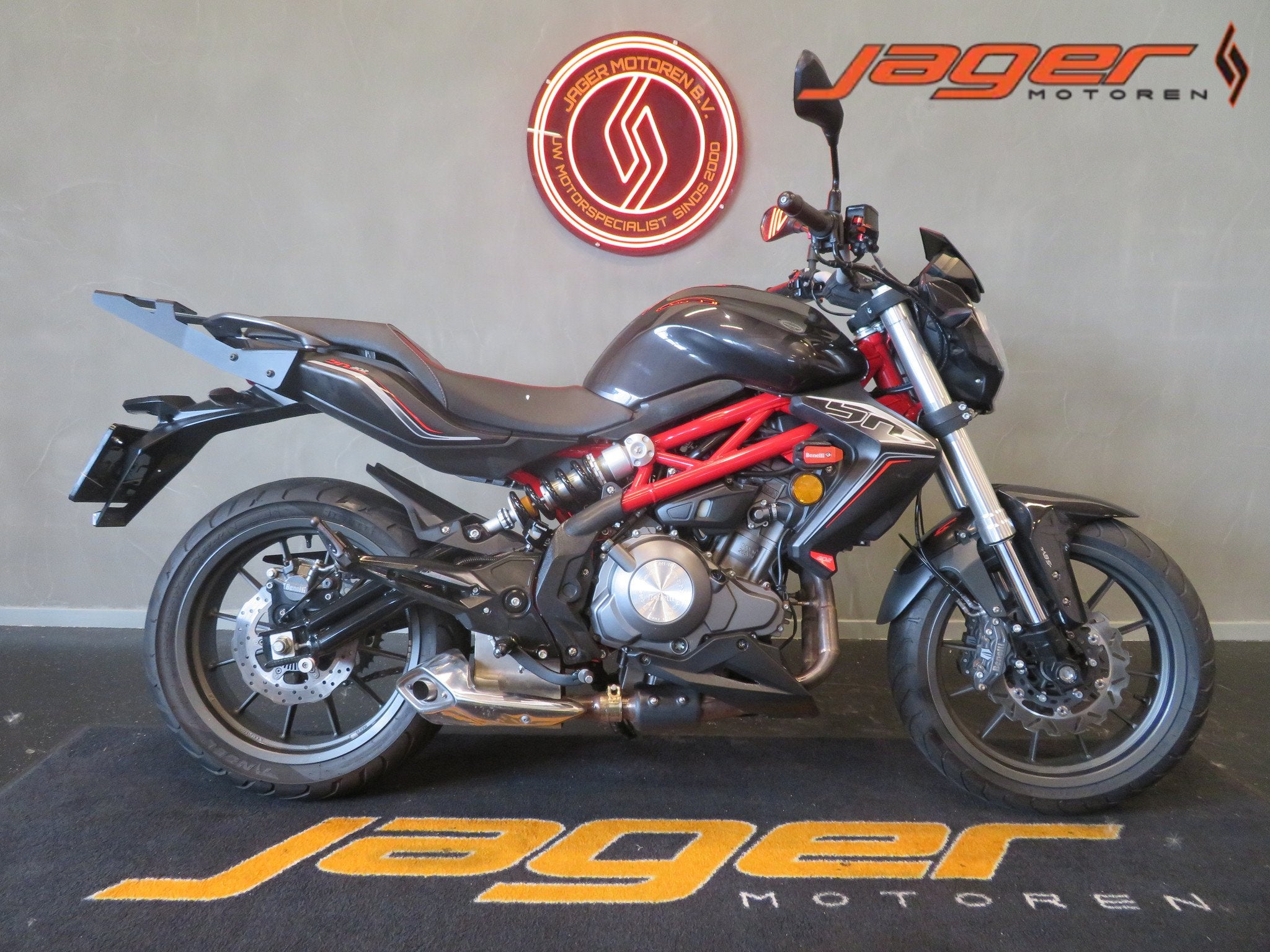 Benelli BN 302 BN302 NIEUWSTAAT! (bj 2019), Motoren, Naked bike, Gebruikt, Bedrijf
