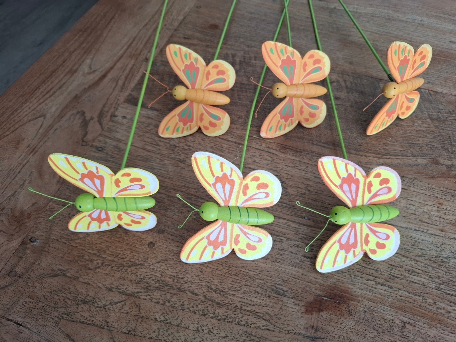 6 vrolijke houten vlinders op stokjes, Ophalen, Nieuw