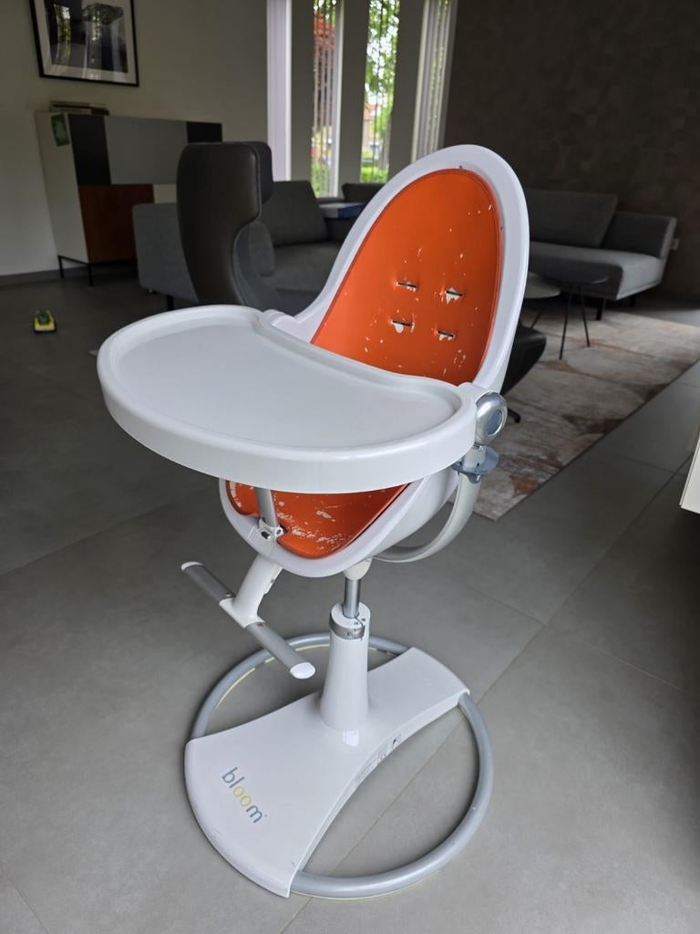 Bloom kinderstoel wit met oranje, incl. accessoires, Ophalen, Gebruikt, Meegroeistoel, Gordel(s)