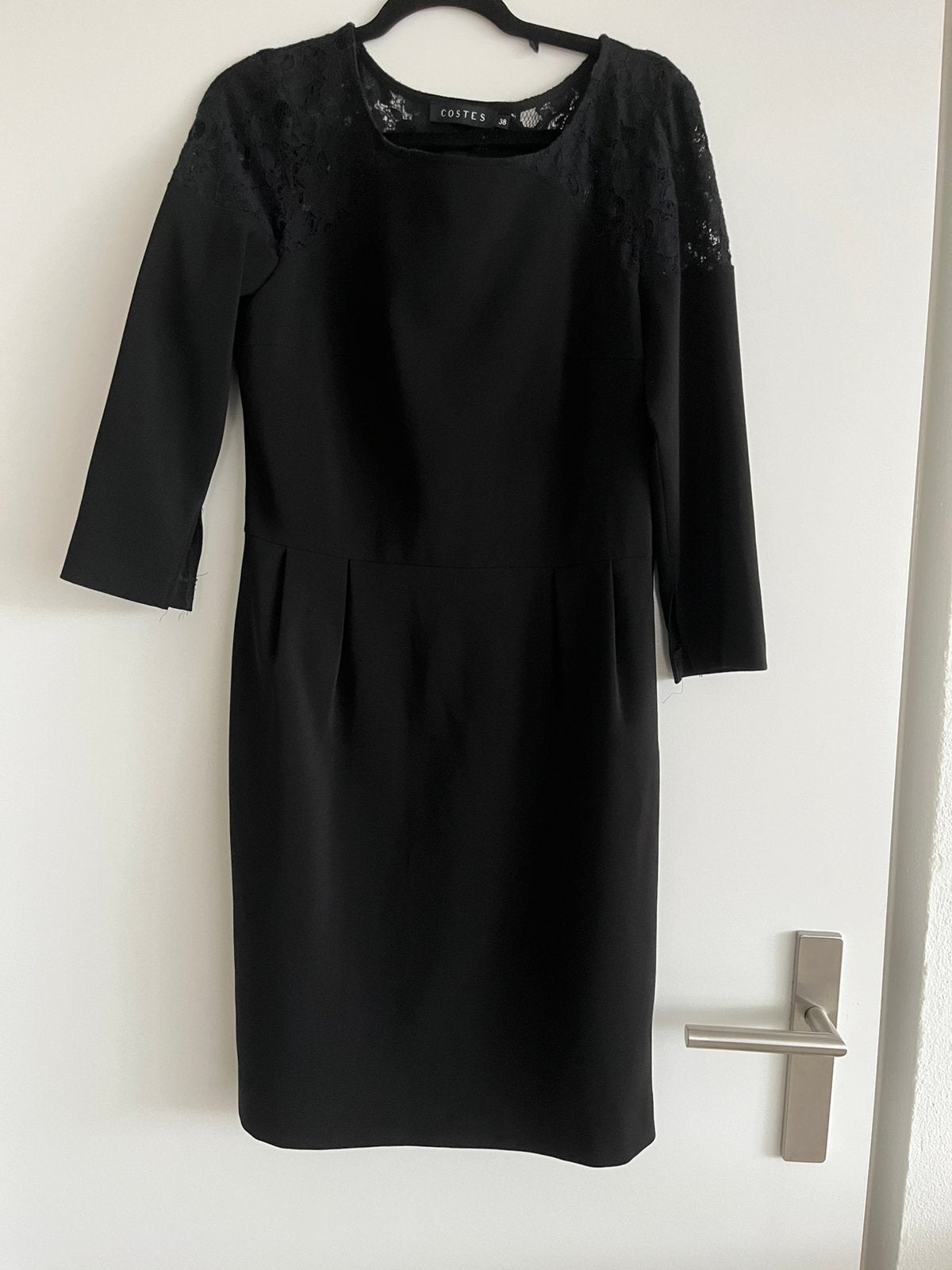 Zwarte COSTES jurk met kantdetails (maat 38), Ophalen of Verzenden, Zo goed als nieuw, Maat 38/40 (M), Boven de knie
