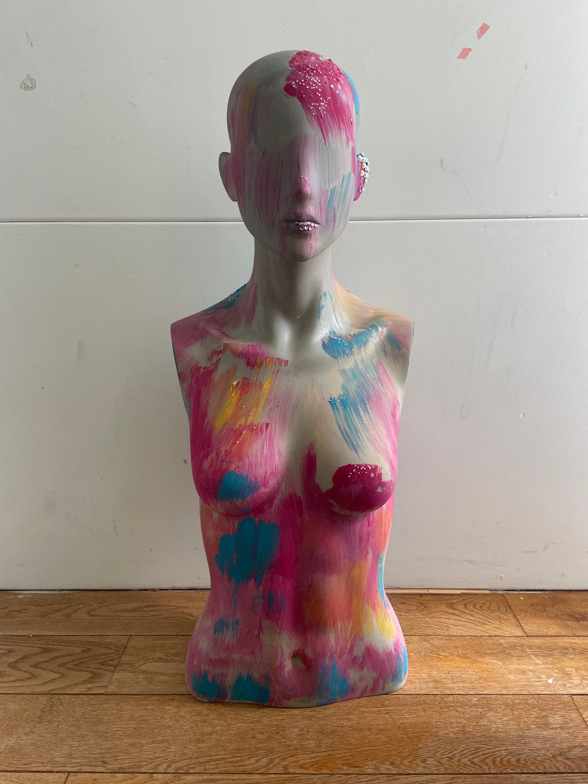 Unieke handgeschilderde paspop torso met hoofd - 75cm, Antiek en Kunst, Ophalen, Buste, Kunststof, 50 - 100 cm