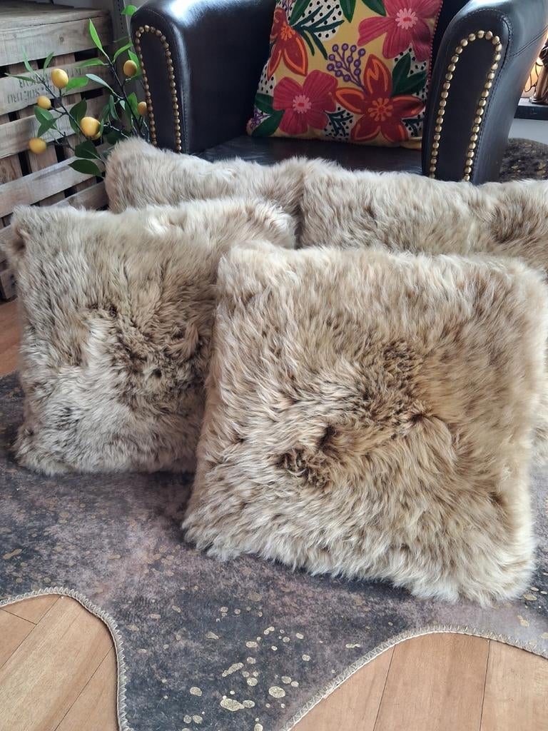 Nieuw Schapenvacht Kussen Bruin met Lichte Punten 45x45 cm, Huis en Inrichting, Woonaccessoires | Kussens, Ophalen of Verzenden
