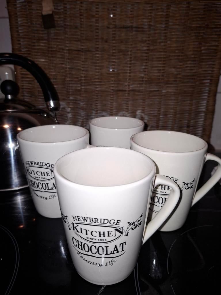 Set van 4 Newbridge Kitchen Chocolat mokken, Huis en Inrichting, Keuken | Servies, Keramiek, Ophalen of Verzenden, Zo goed als nieuw