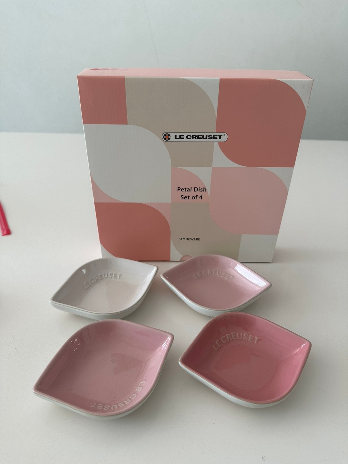 Le Creuset Petal Dish Set van 4 - Nieuw in doos, Nieuw, Ophalen of Verzenden, Schaal of Schalen, Overige stijlen