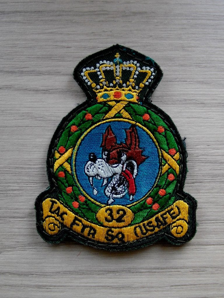 Kroon patch 32nd Tactical Fighter Squadron USAFE Soesterberg, Verzamelen, Militaria | Algemeen, Verzenden, Luchtmacht, Amerika