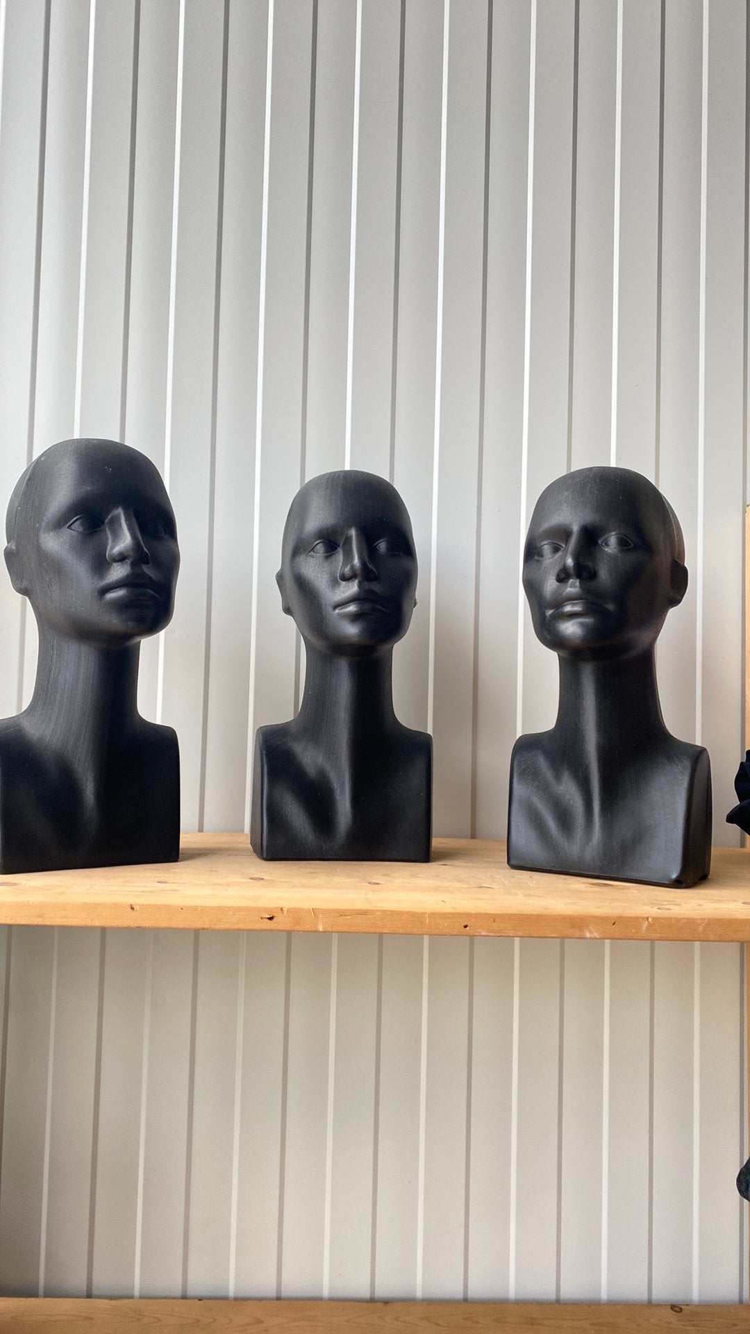 Als nieuw 3 zwarte kunststof mannequin hoofd, Ophalen of Verzenden, Zo goed als nieuw