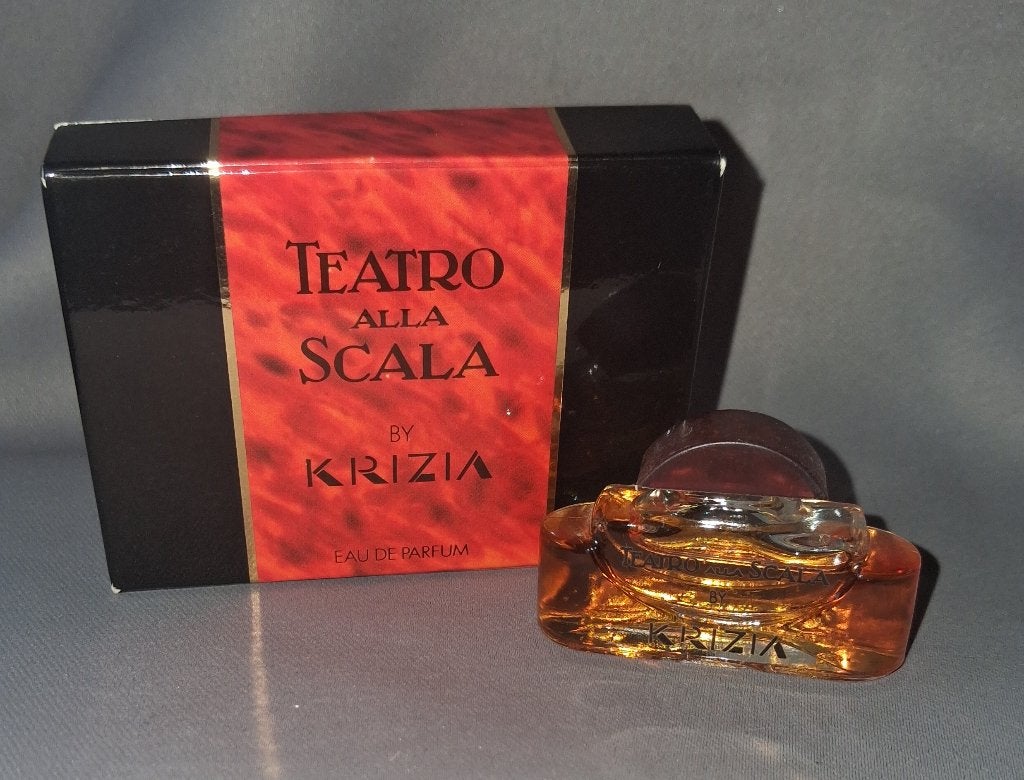 Parfum miniatuur - Krizia teatro alla scala + doosje, Ophalen of Verzenden, Zo goed als nieuw, Miniatuur, Gevuld