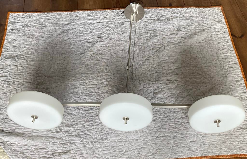 Hanglamp met 3 melkglazen kappen, Huis en Inrichting, Lampen | Hanglampen, Ophalen, Gebruikt, 50 tot 75 cm, Glas
