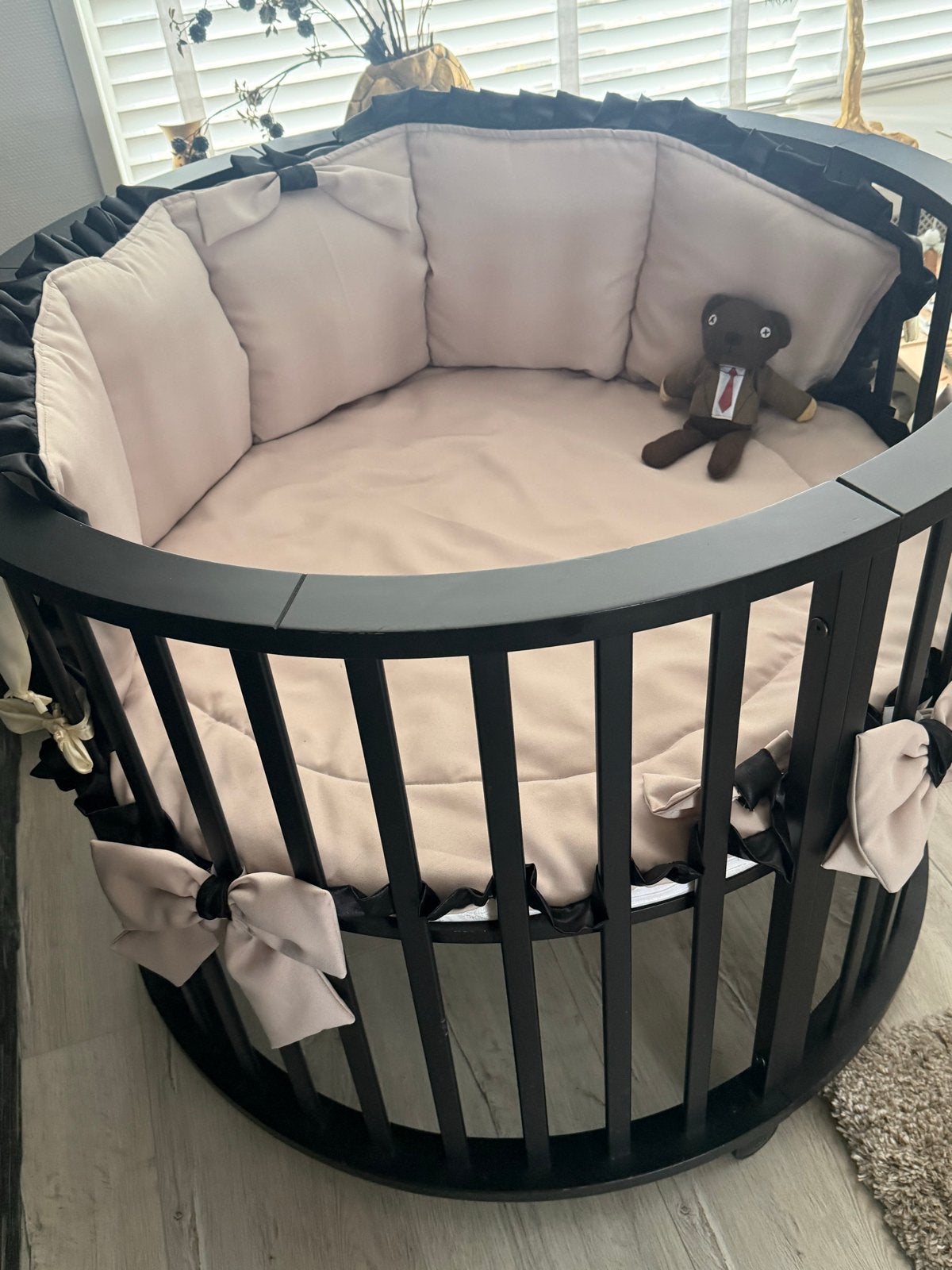 Zwart box met mooie beige bekleding, Ophalen, Zo goed als nieuw, Rond, Wieltjes