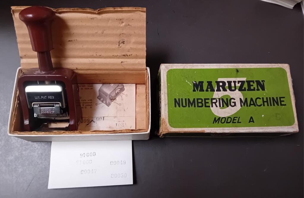 Vintage Maruzen Nummering Machine Model A in originele doos, Antiek en Kunst, Antiek | Kantoor en Zakelijk, Ophalen of Verzenden