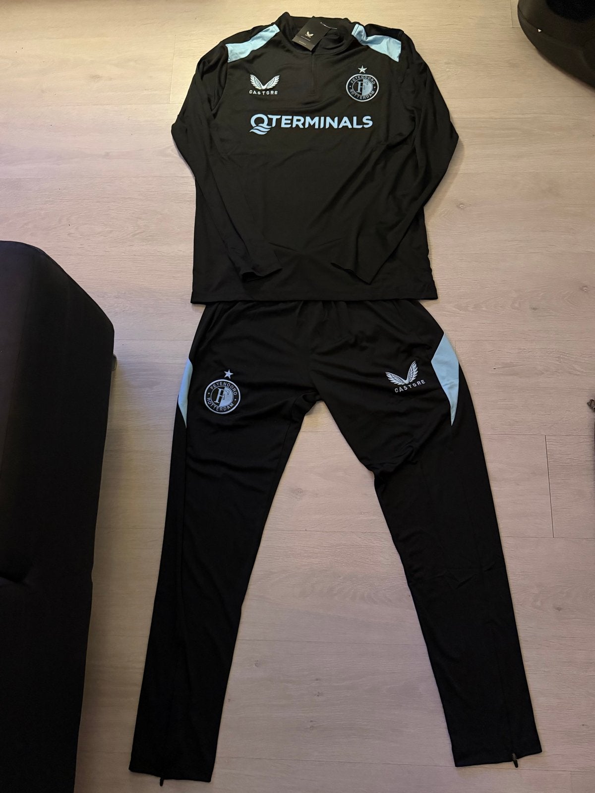 Feyenoord Trainingspak Castore Seizoen 26/27 - S / M /L / XL, Kleding | Heren, Sportkleding, Zwart, Nieuw, Overige maten, Ophalen of Verzenden