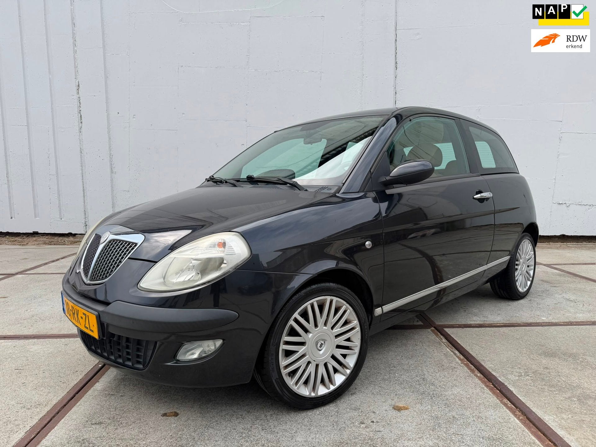 Lancia Ypsilon 1.4-16V Platino Leder - clima - lm velgen - i, Auto's, Voorwielaandrijving, 400 kg, Zwart, Bedrijf
