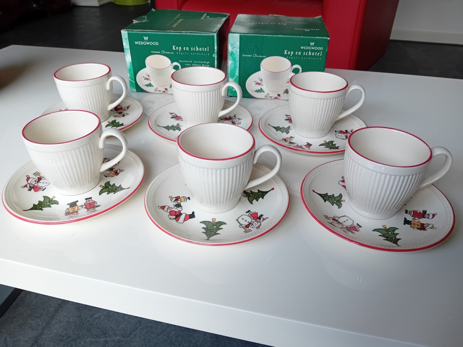 6 kop en schotels Wedgwood Christmas kerstservies Windsor, Huis en Inrichting, Ophalen of Verzenden, Zo goed als nieuw, Kop(pen) en/of Schotel(s)