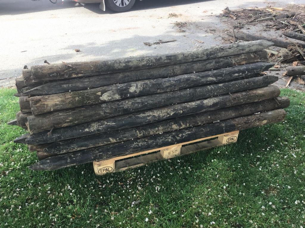 Gebruikte houten palen voor afrastering of beschoeiing, Ophalen of Verzenden, Gebruikt, 180 tot 250 cm, Palen