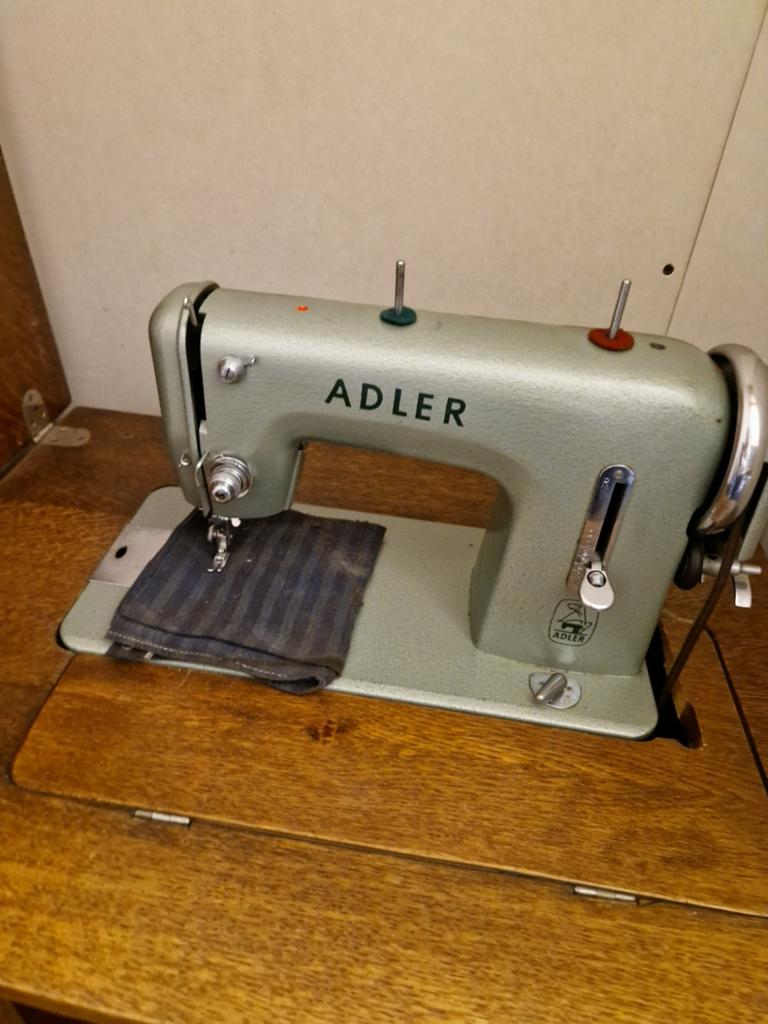 Vintage Adler naaimachine met meubel, Ophalen