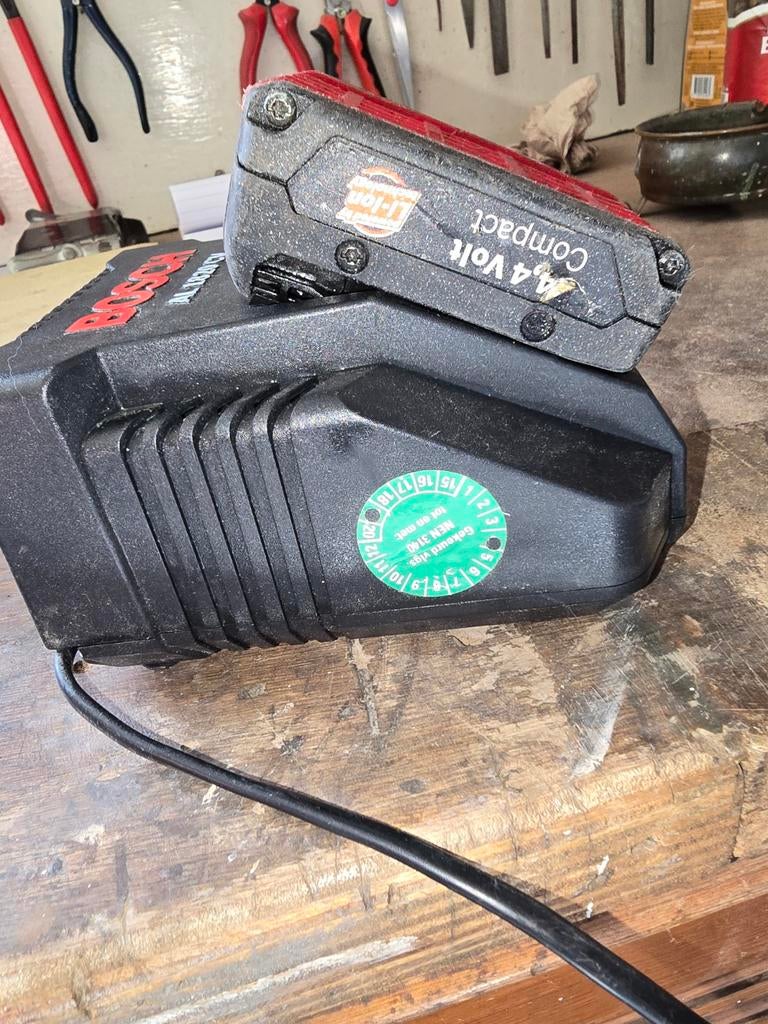 Bosch acculader en accu 14,4V., Minder dan 25 liter, Ophalen, Gebruikt, Minder dan 200 liter/min